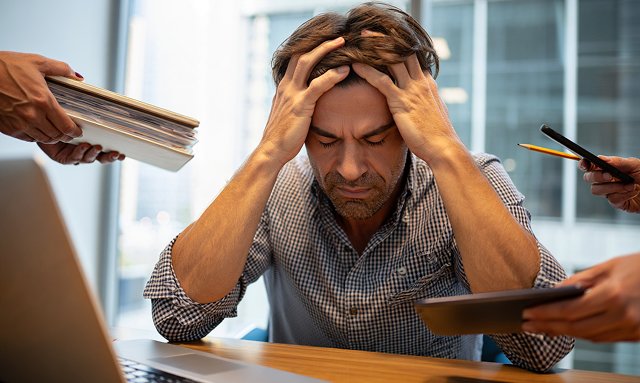 Мужчина с ТДР на работе